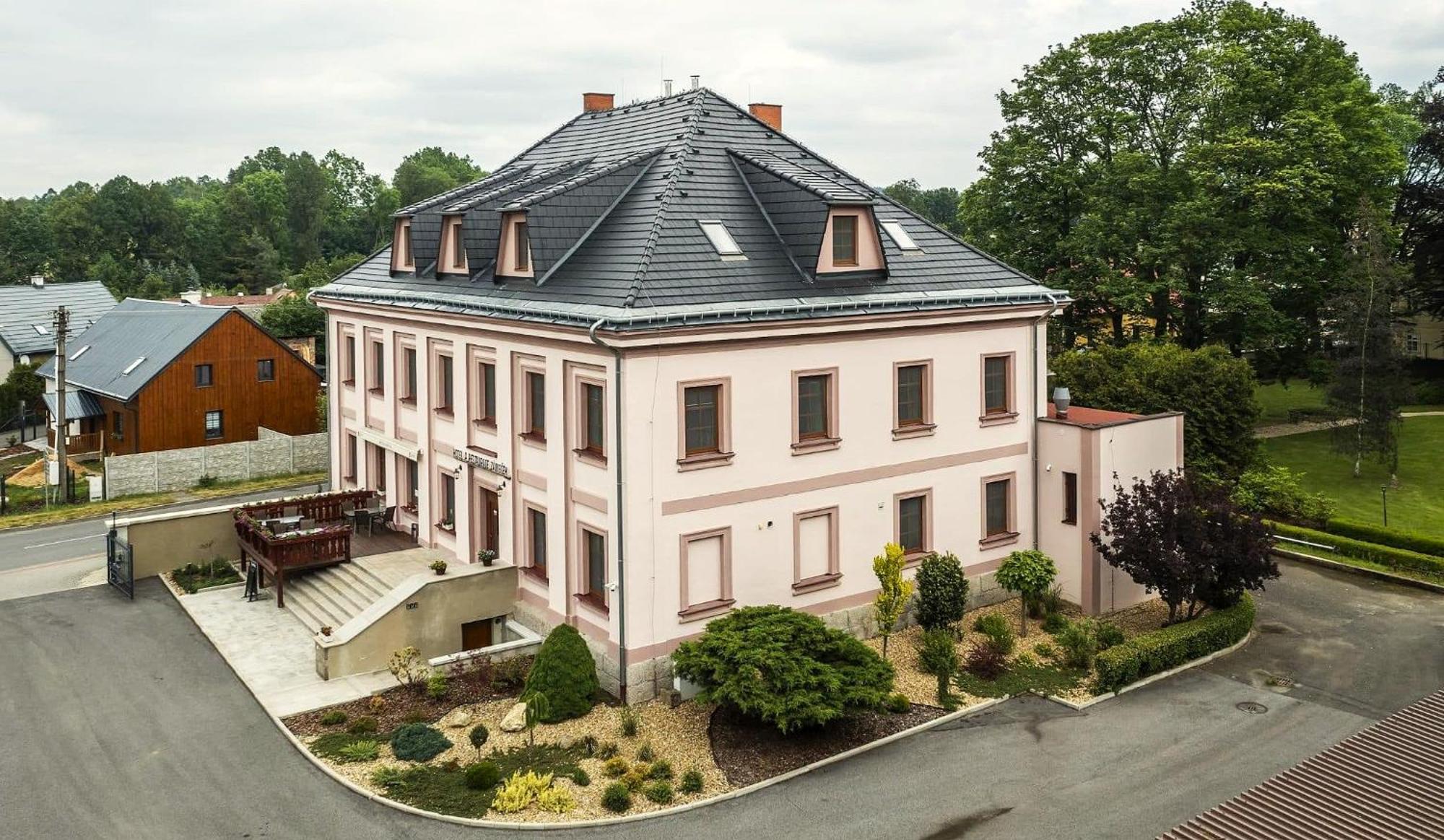 Hotel Zamecek Raspenava Buitenkant foto