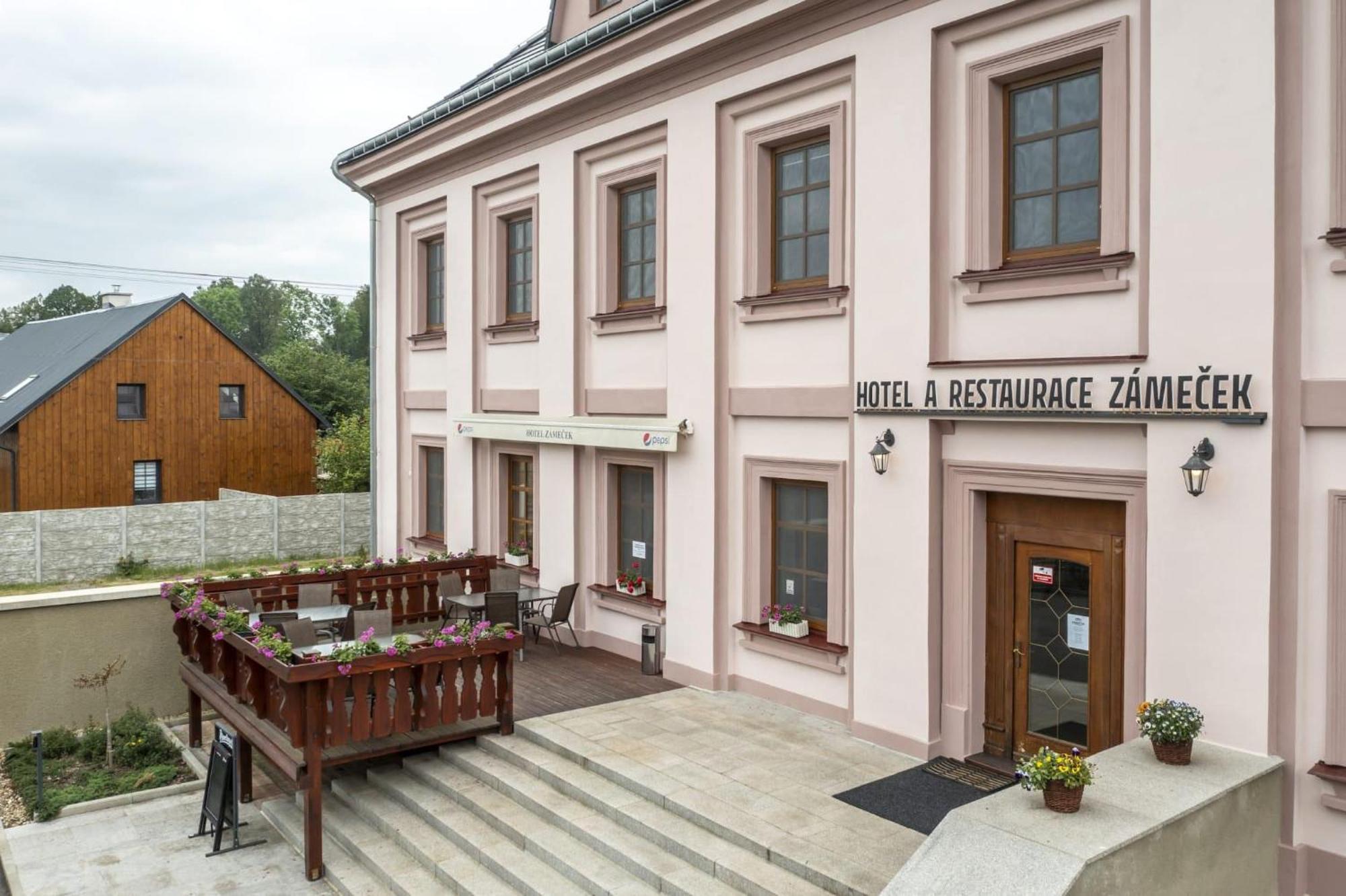 Hotel Zamecek Raspenava Buitenkant foto